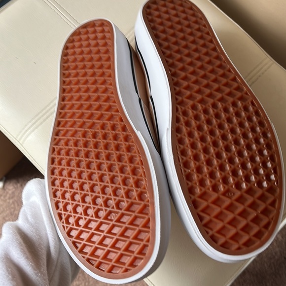 Vans - Picture 3 of 9
